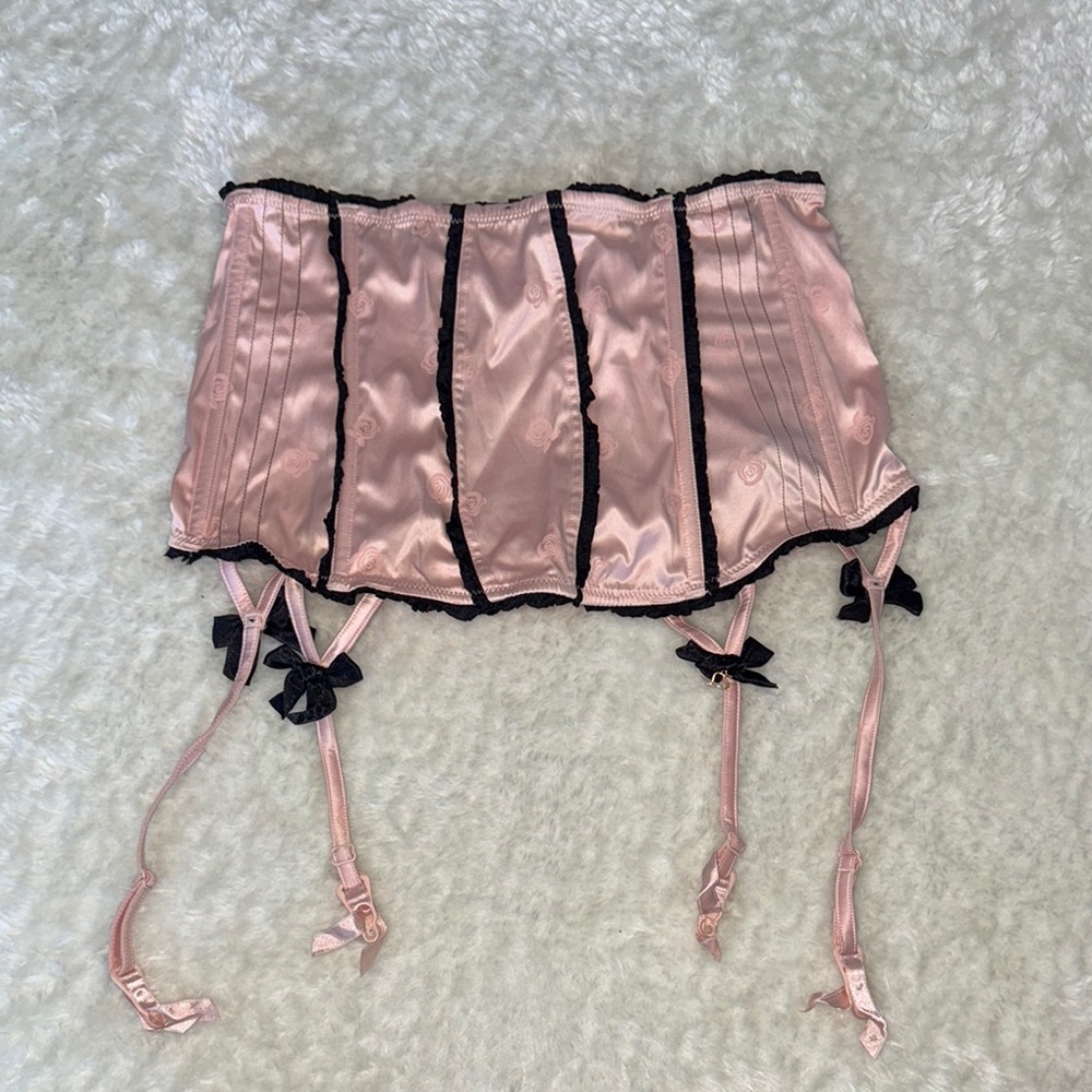 La SENZA Pink and Black stay up belt with Luxurious Satin Finish